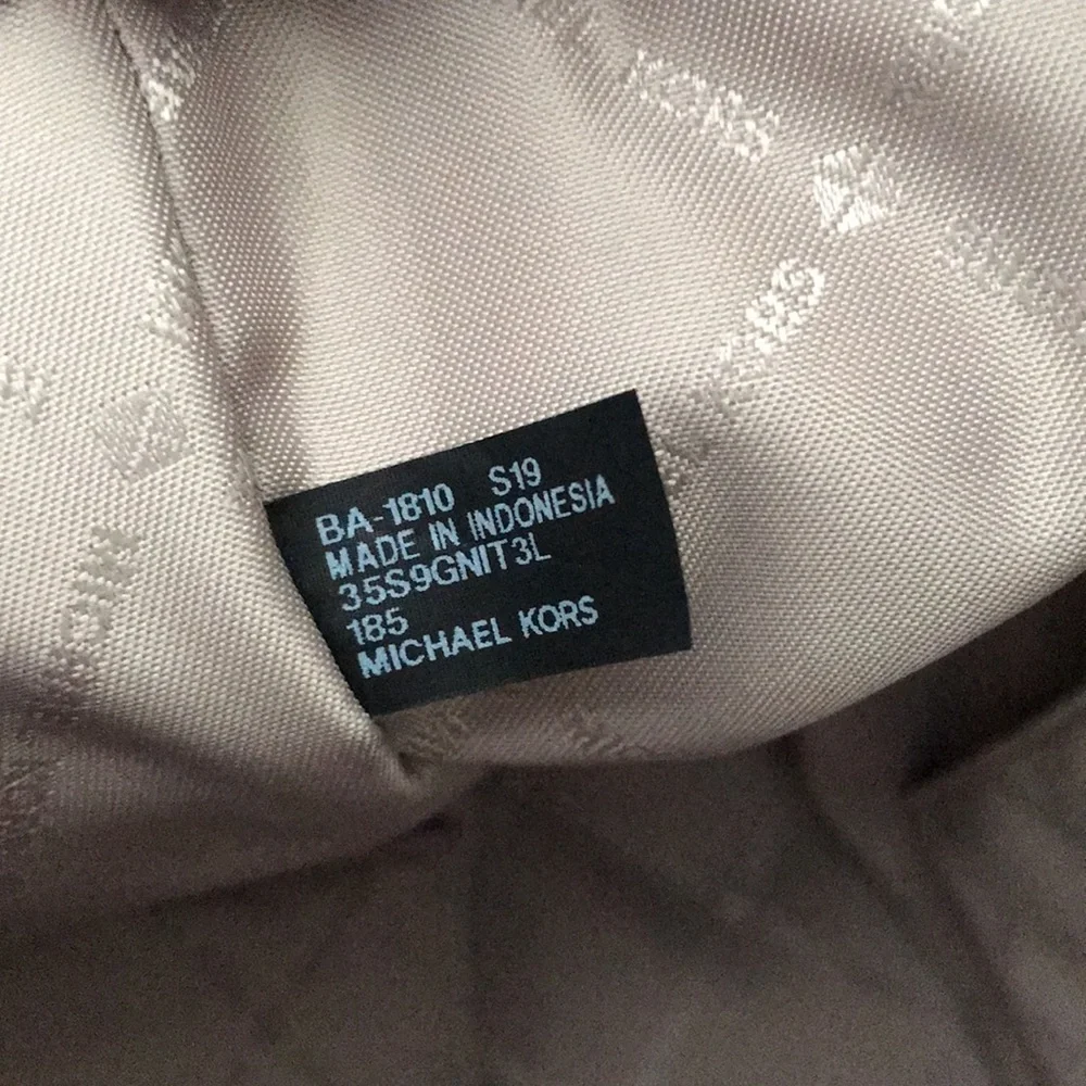 (SOLD). Michael MICHAEL KORS Handbag - Picture 8 of 15